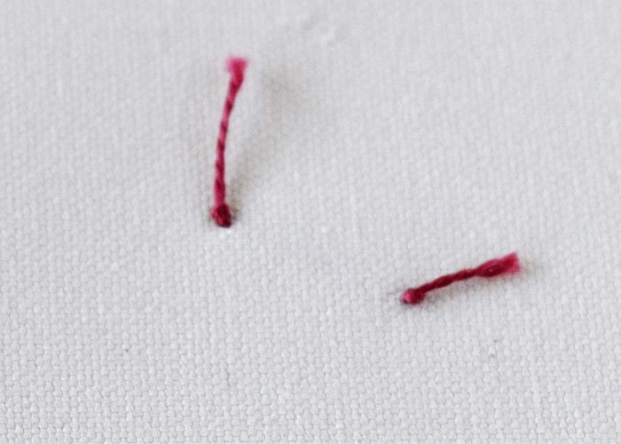 Geradstich mit rotem Faden auf der Rückseite