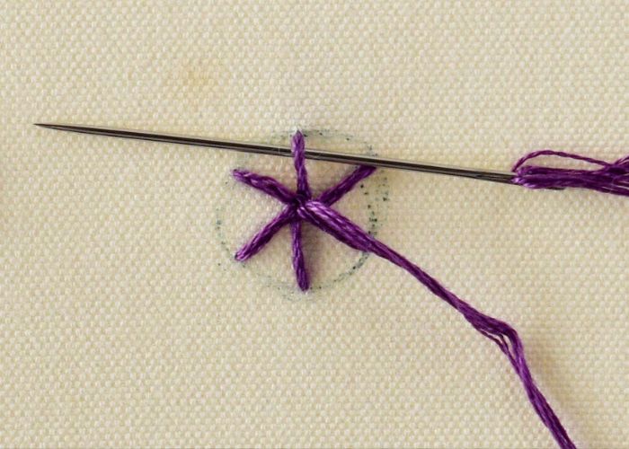 Spinnenradstich-Stickerei - beginnen Sie mit dem Peitschenstich