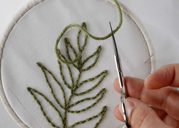 Cut the laid yarn