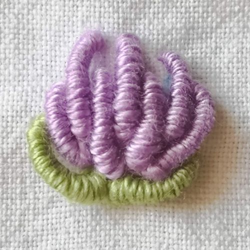 Lila Blumenstickerei mit Bullion-Stich