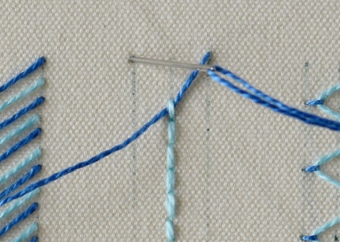 Zweifarbige Fliegenstich-Stickerei Schritt 13
