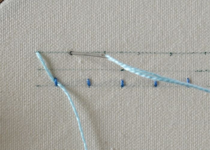Zweifarbige Fliegenstich-Stickerei Schritt 8